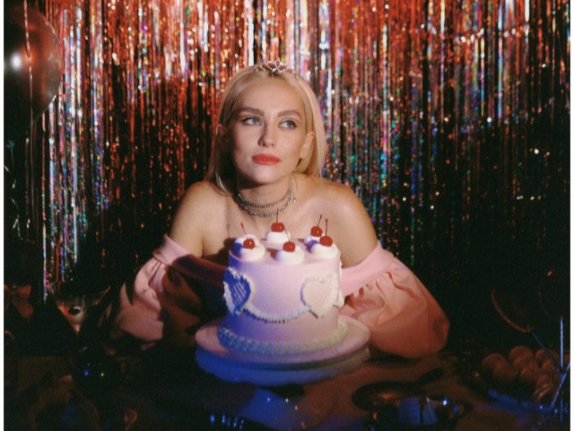 Roxolana перевыпустила трек "Очима" на стихи Лины Костенко в новогоднем звучании