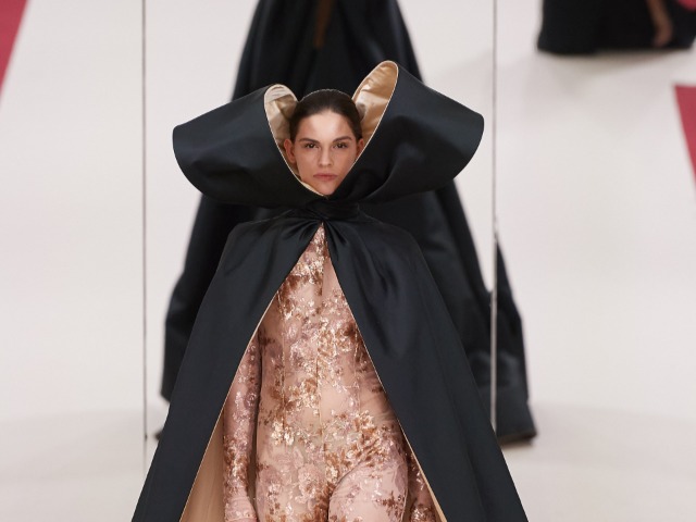 Неделя Haute Couture: Десятки бабочек и метры шелка в коллекции Alexis Mabille