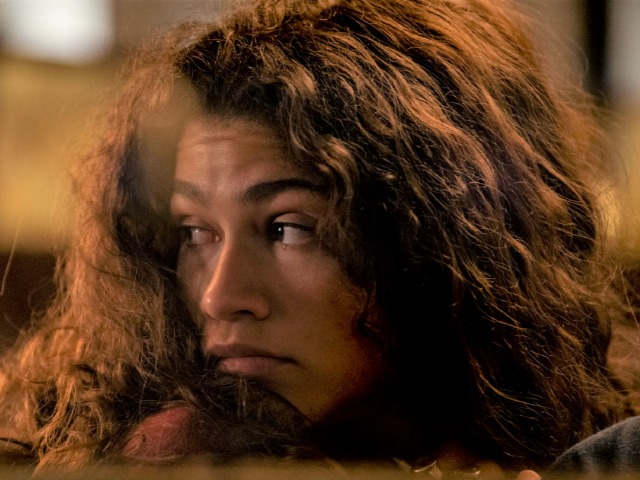 Зендая разбирается в сложных отношениях с наркотиками, алкоголем и Джул в трейлере второго сезона "Эйфории"