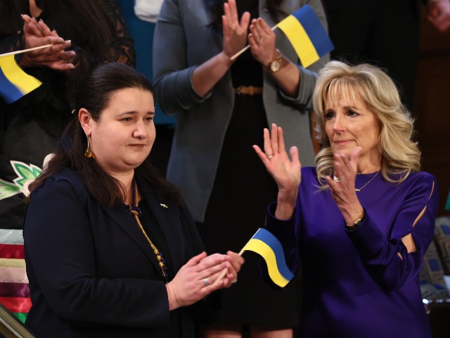 На знак підтримки: Перша леді США одягнула синю сукню з соняшником на зап'ястку