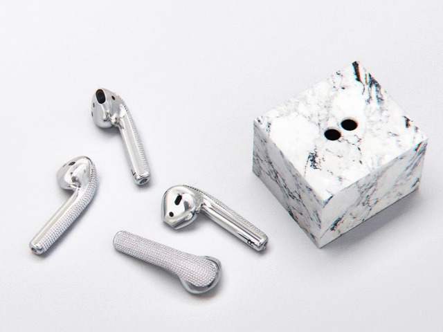 Дизайнер Ян Делукка создал бриллиантовые AirPods за $ 20 000