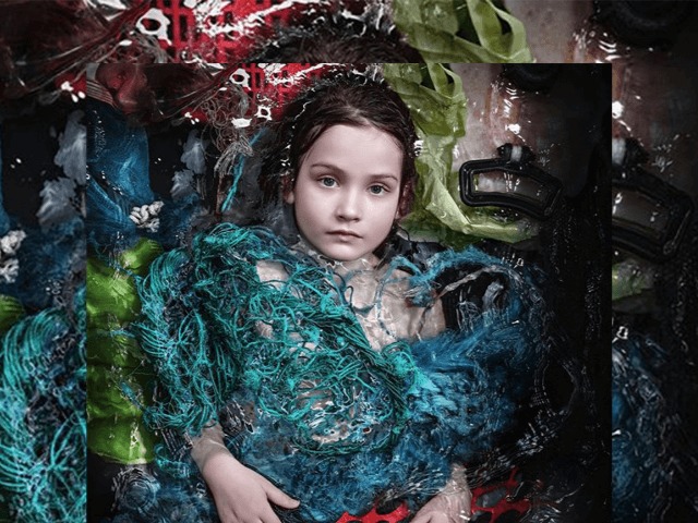 Фотограф "топит" людей в пластике, чтобы привлечь внимание к загрязнению океана 