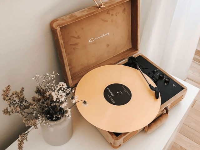 Продажи виниловых пластинок обогнали продажи CD-дисков впервые более чем за 30 лет