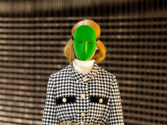 Gucci, Armani, Prada, LVMH и Bulgari начали производство защитных костюмов для медработников