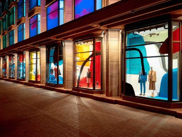 Витрины киевского ЦУМа оформили в коллаборации с украинским художником Сергеем Майдуковым