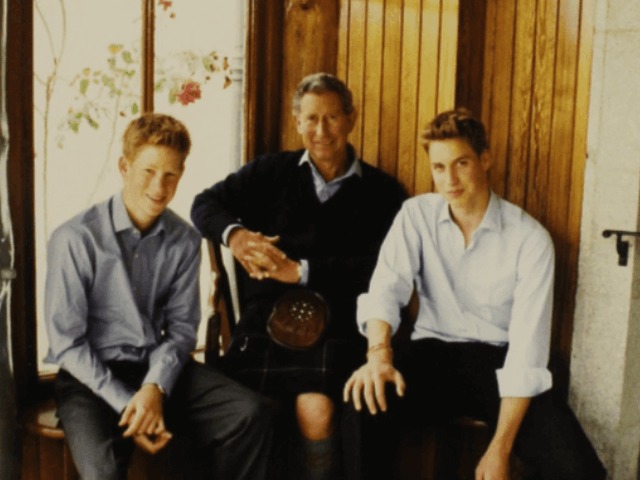 Рождественские открытки королевы Елизаветы ІІ и принца Чарльза выставлены на аукцион