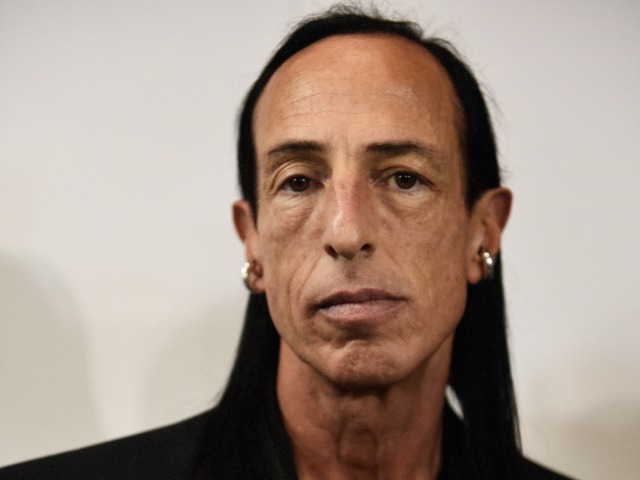 Рик Оуэнс подарил благотворительной организации машину скорой помощи на Рождество