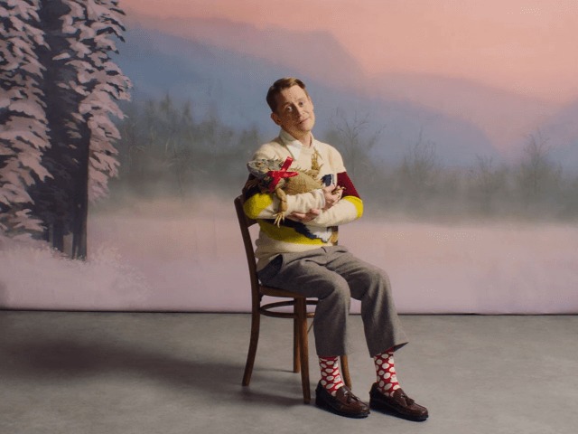 Маколей Калкин снялся в рождественской рекламной кампании носков Happy Socks