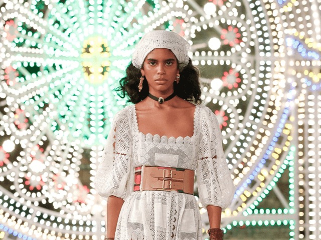 Круизный показ Dior посмотрели не только модники, но и жители городка Лечче — прямо с балконов