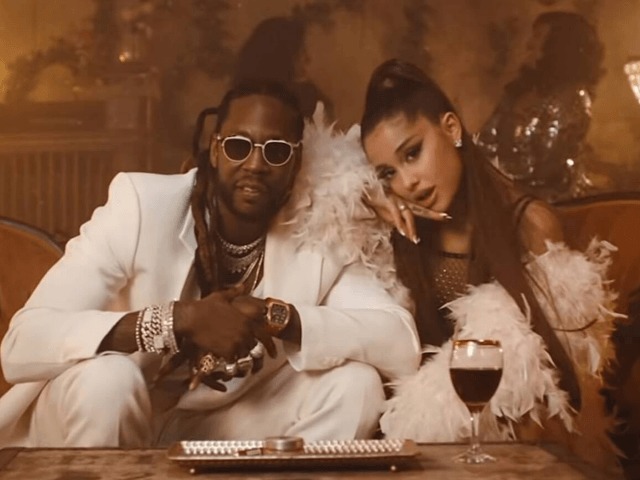 Смотрите: Ариана Гранде и 2 Chainz устраивают вечеринку в клипе Rule the World