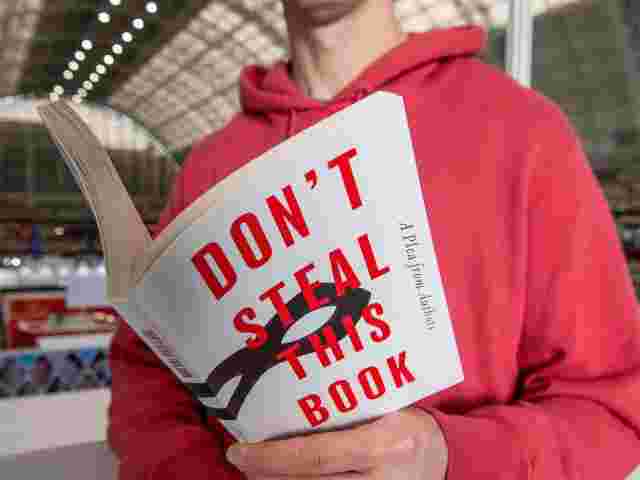 Світові письменники випустили «порожню книгу» на знак протесту проти використання їхніх творів для навчання ШІ