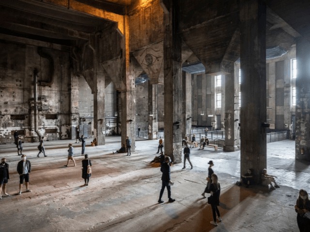 Танцполы берлинского клуба "Бергхайн" отдали под выставку 80 местных художников