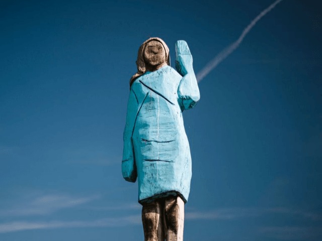 В Словении установили деревянную статую Мелании Трамп