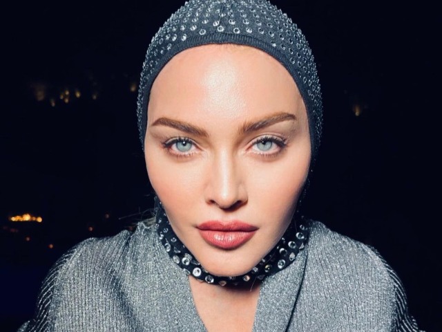 От Мэй Маск до королевы Иордании: Знаменитости, которые носят украинские бренды