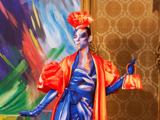 Moschino устроили салонное шоу по мотивам голливудских фильмов 40-х