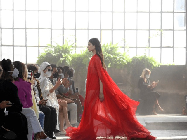 Valentino будут менять старую одежду клиентов на новую. Но это не точно