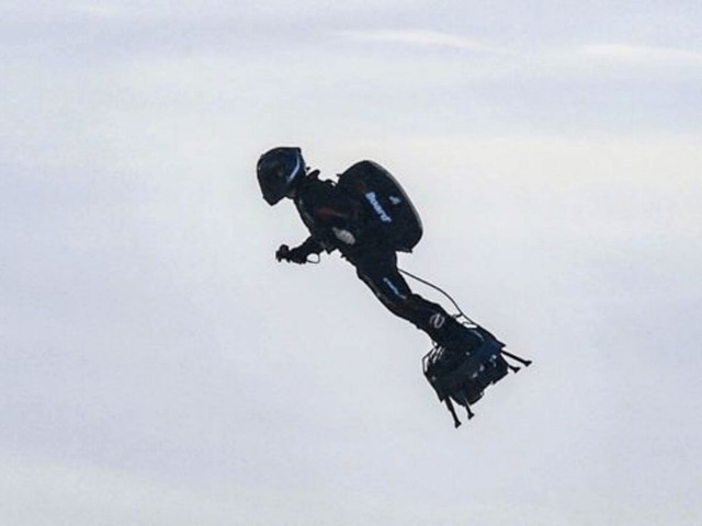 Французский изобретатель перелетел Ла-Манш на флайборде 