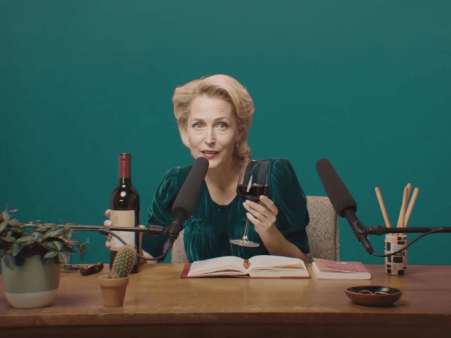 Аффирмации под бокал вина: Джиллиан Андерсон записала успокаивающее видео