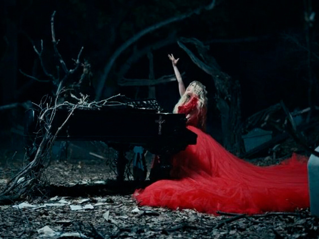 Смотрите: Аврил Лавин играет на кладбище в клипе I Fell In Love With The Devil