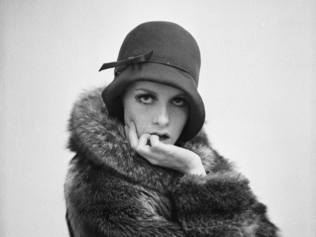 Что внутри: Выставка, посвящённая моде 20-х и 60-х годов, которую можно посетить онлайн