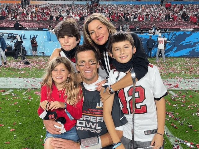 Жизель Бюндхен поздравила своего мужа Тома Брэди с 7-й победой в "Суперкубке-2021"