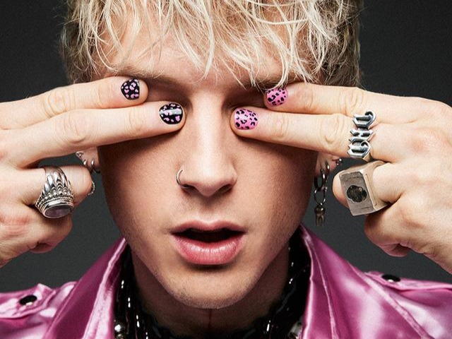 Бойфренд Меган Фокс Machine Gun Kelly выпустил серию лаков для ногтей