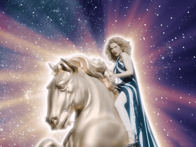 Межгалактическое диско: Кайли Миноуг выпустила клип на песню Say Something