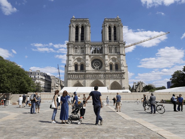 Площадь перед собором Парижской Богоматери впервые открыли после пожара 