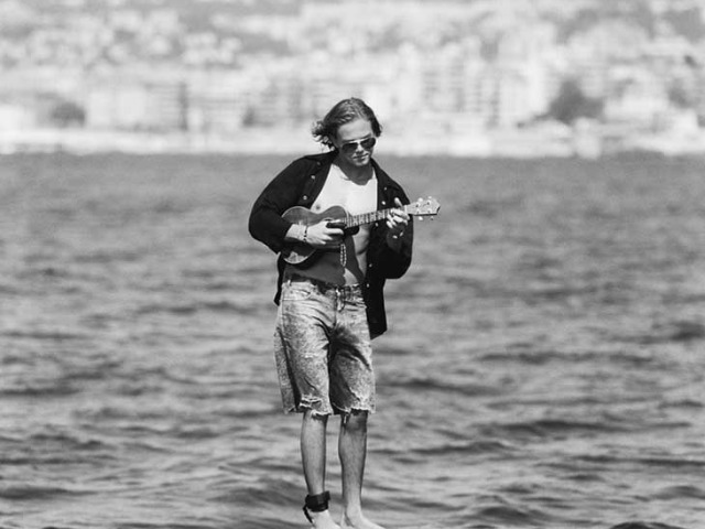 По модным волнам: Celine выпустили электрическую доску для серфинга