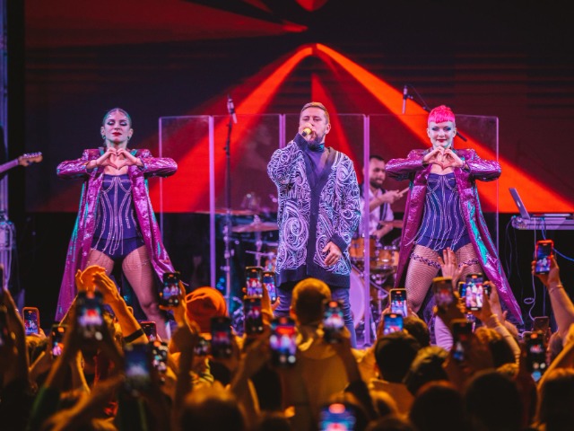 Полный зал, хиты и помолвка: Monatik дал концерт на Таймс-сквер в Нью-Йорке