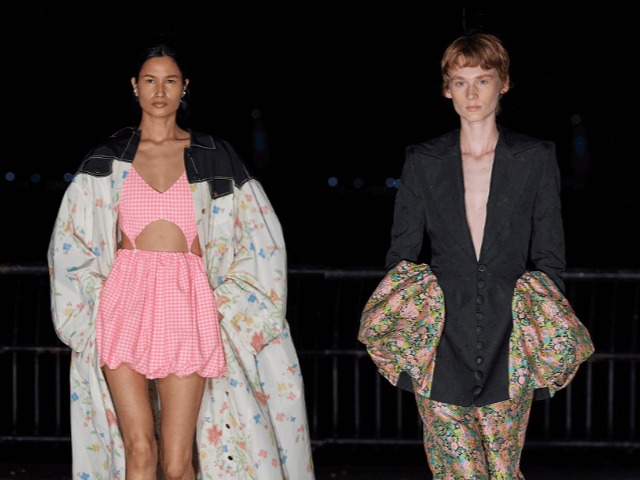 Неоновый tie-dye, мужские корсеты и костюмы с накладными бедрами: Prabal Gurung показали новую коллекцию