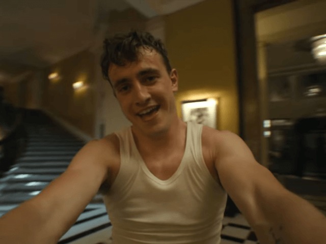 Пол Мескаль танцует, пьет и признается в любви в клипе The Rolling Stones 