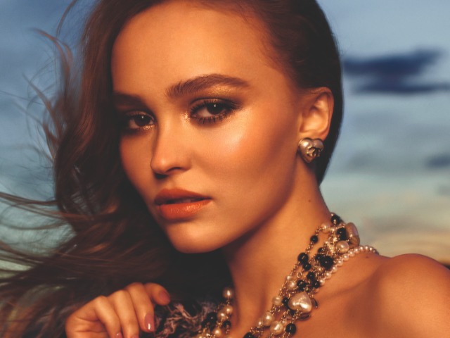 Лили-Роуз Депп стала лицом новой линейки косметики Chanel, посвященной югу Франции