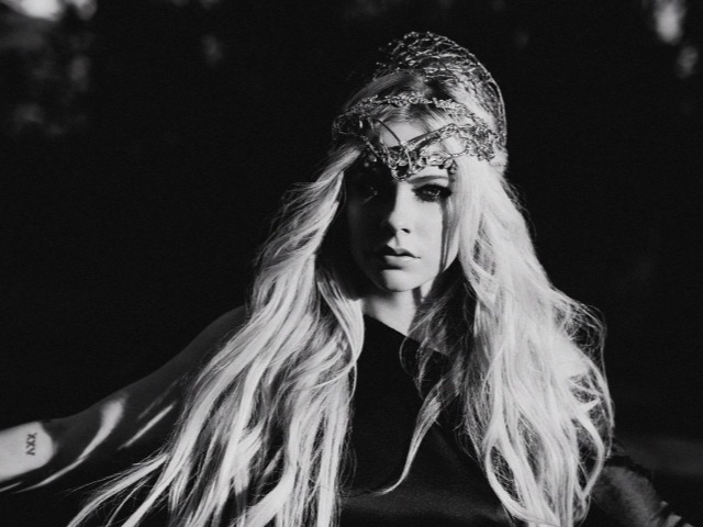 Смотрите: Новый клип Аврил Лавин Tell Me Itʼs Over