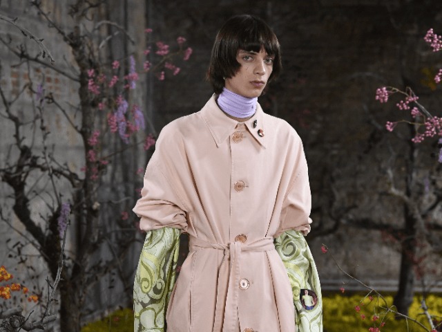 Шелковые юбки и прозрачные корсеты: Raf Simons впервые представили на подиуме женскую коллекцию