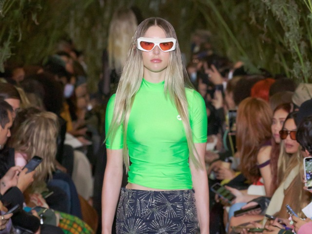 Знакомьтесь: Ева — дочь Стива Джобса, которая дебютировала на подиуме в Париже 