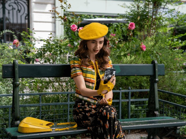 Эмили снова спит с парнем своей подруги, носит Chanel и раздражает французов в трейлере "Эмили в Париже"