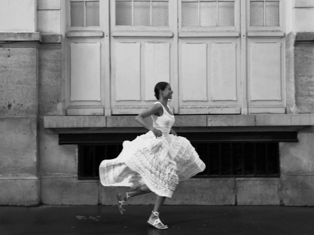 Наоми Кэмпбелл и Карли Клосс в прямом эфире представят коллекцию, созданную по архивам Аззедина Алайи