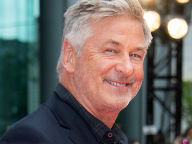 Алек Болдуин вернулся к съемкам после трагичной смерти Галины Хатчинс на площадке "Ржавчины"