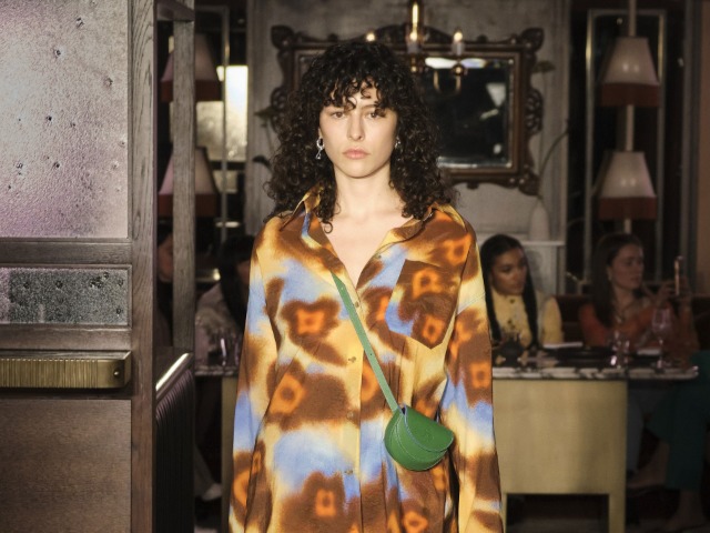 Войлочные сумки и рубашки с двумя парами рукавов: Rejina Pyo переосмыслили моду 1920-х 