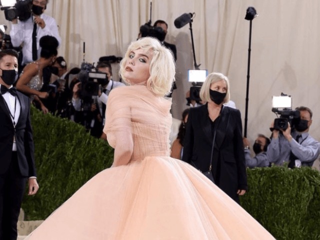 Билли Айлиш поставила Oscar de la Renta условие, что наденет их платье на Met Gala, только если они откажутся от меха
