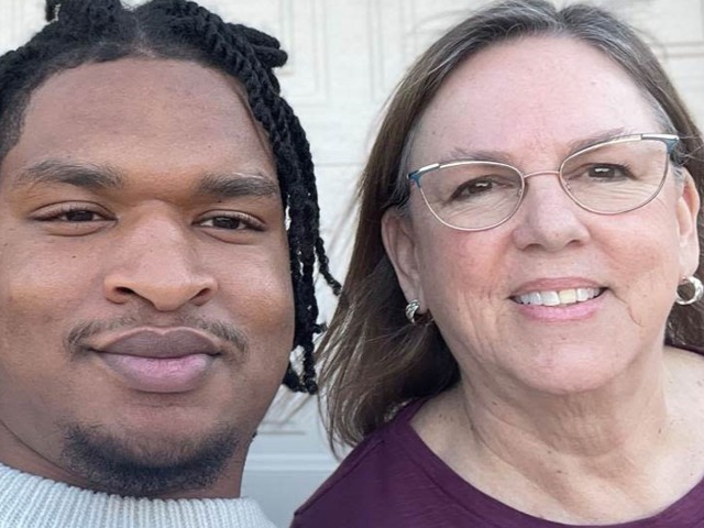 Netflix снимет фильм о бабушке из Аризоны, которая ошибочно пригласила незнакомца на ужин ко Дню благодарения