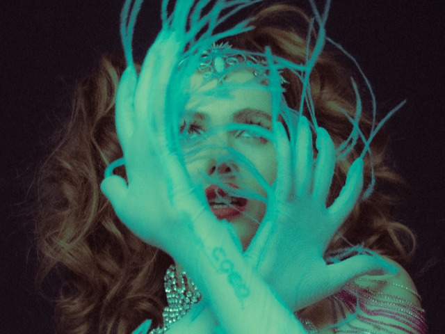 Любовь и драма: Луна выпустила клип на песню "Пташка"