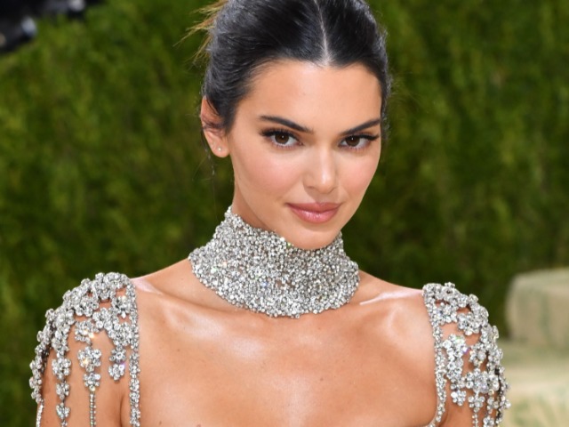 Смотрим первый ролик Кендалл Дженнер в TikTok. Оказывается, у модели все хорошо с самоиронией