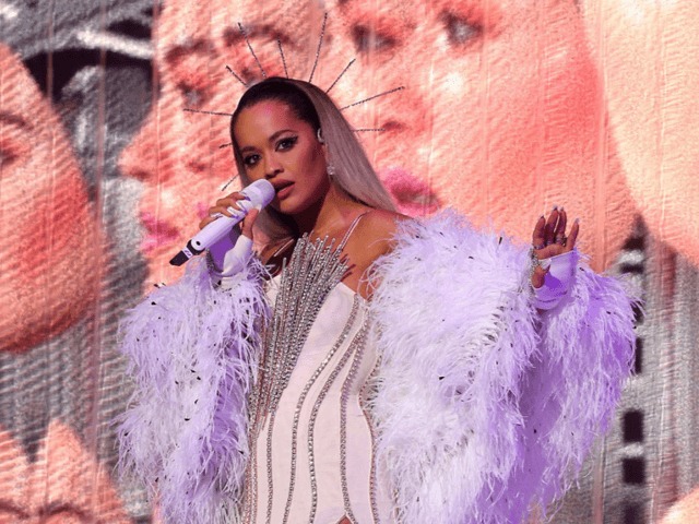 Смотрите: Рита Ора в образе Снежной королевы от украинского бренда Frolov