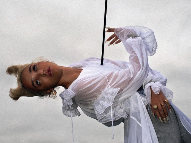 FKA Twigs пронзает стрелой сердце на фоне туманного Лондона в клипе Meta Angel