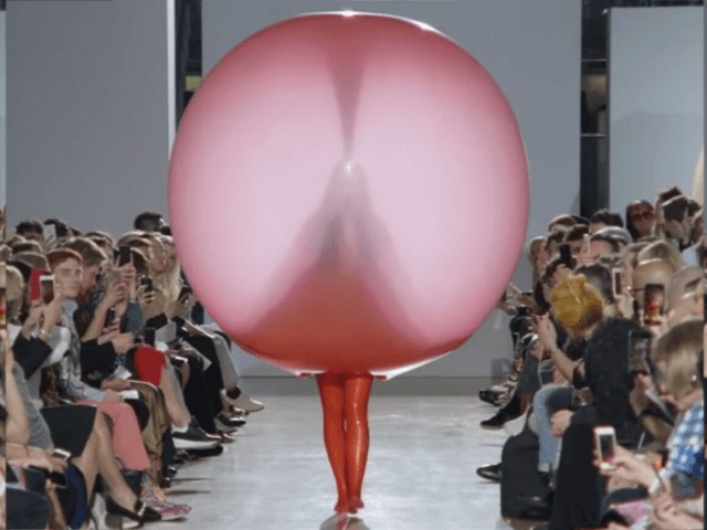 Выпускник Central Saint Martins: Норвежский молодой дизайнер создал платья-трансформеры из воздушных шаров