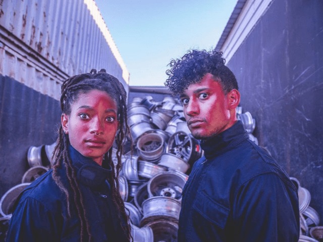 24 часа в стеклянной коробке: Уиллоу Смит представила перформанс The Anxiety