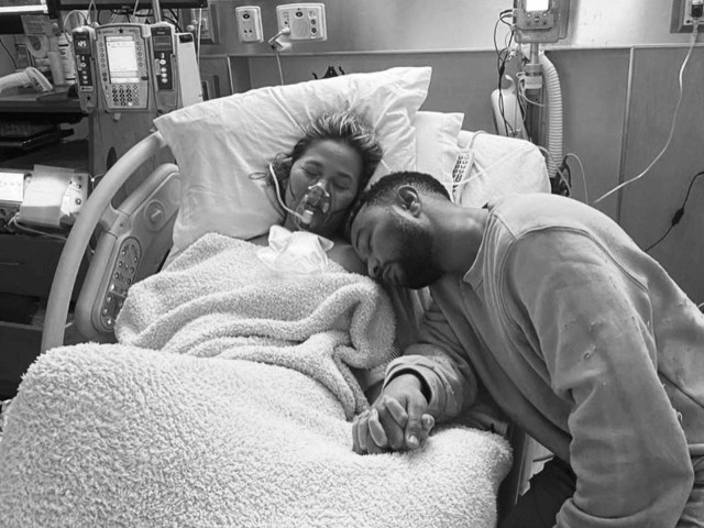 It was time to say goodbye: Крисси Тейген написала эссе о потере ребёнка