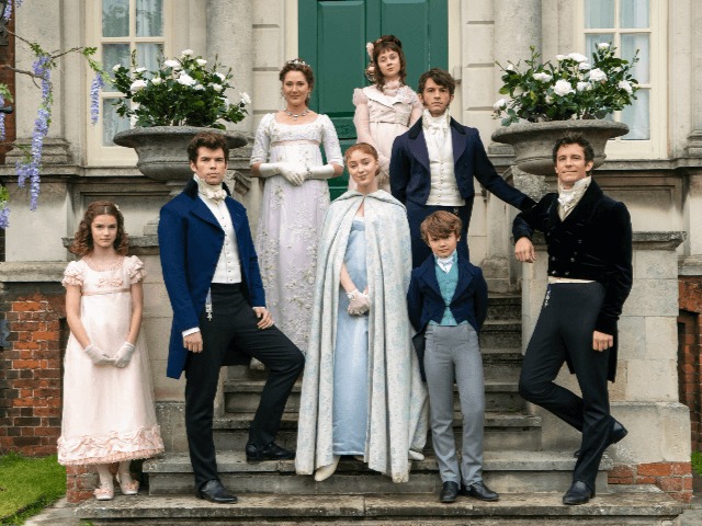 В Англии будут выпускать обувь как у героев сериала "Бриджертоны"